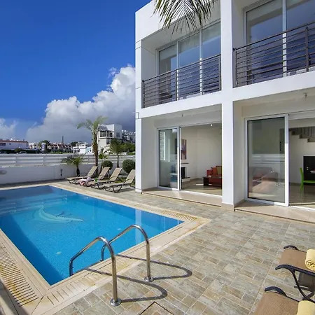 Villa Crystal Blue 17 *